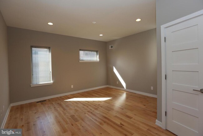 Building Photo - 1106 E Hewson St