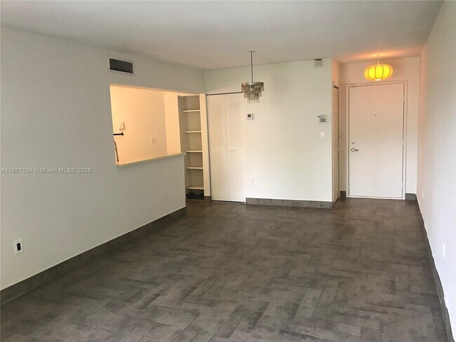 Building Photo - 9731 Fontainebleau Blvd