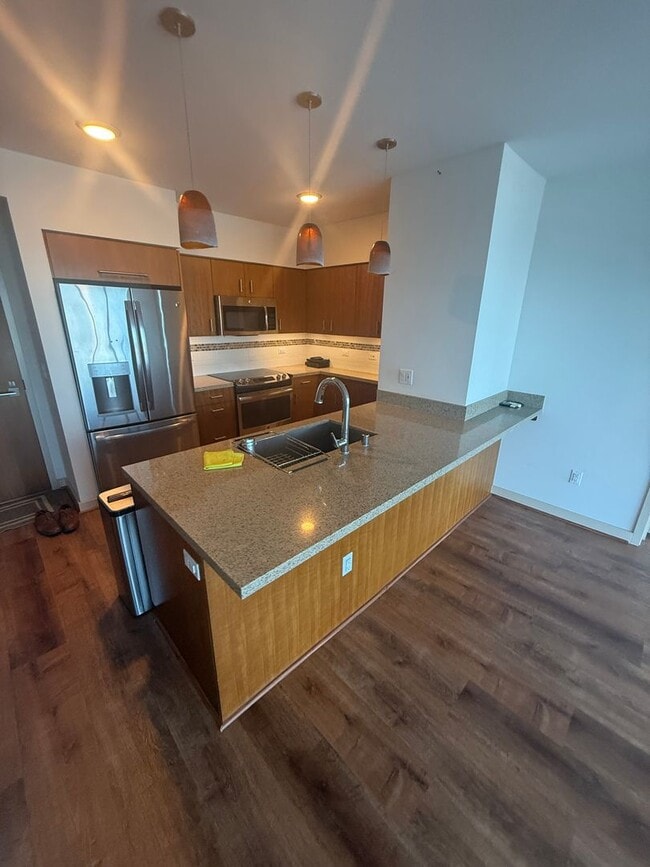 Building Photo - Luxury High-Floor 2BR/2BA Condo with Ocean...
