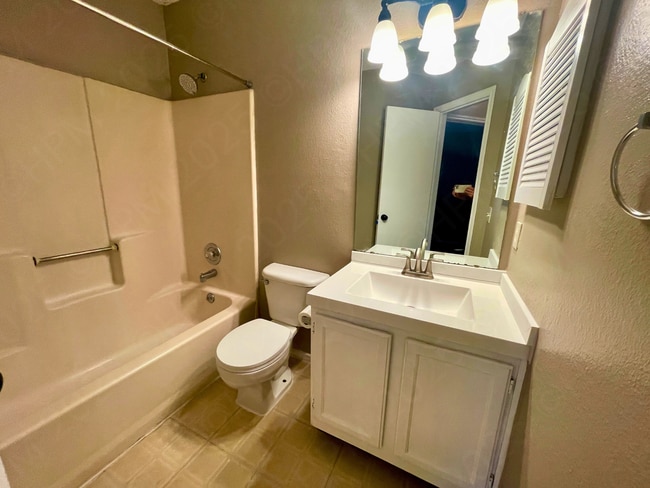 Building Photo - Ardash-9827 &amp; 9825