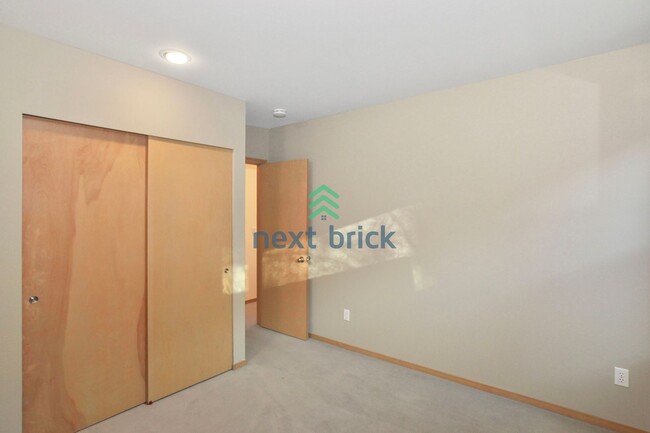 Building Photo - 2 BED & 2 BATH CONDO AVAILABLE FOR RENT