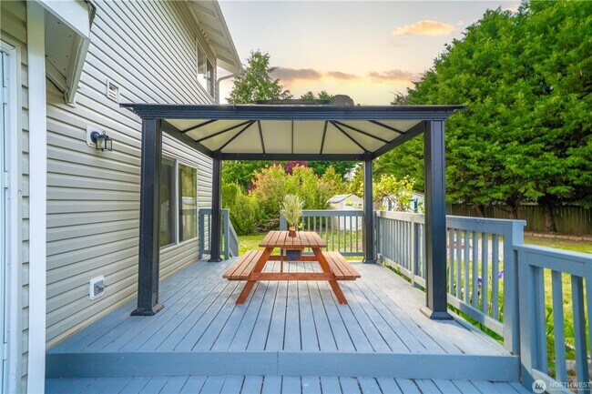 Building Photo - Enjoy this 3 bedroom, 2.5 bath home in the gated community of Stonerise