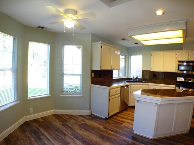 Building Photo - 612 W 6th Ave