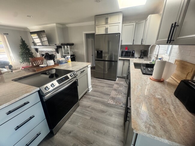 Building Photo - 734 Memorial Dr