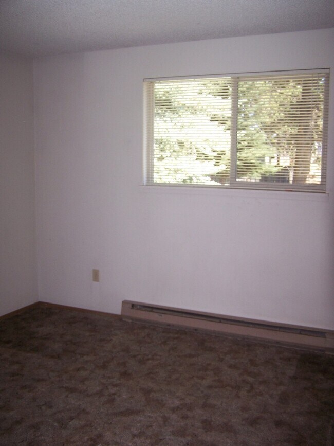 Building Photo - 2 Bed/1 Bath Unit Located in SE Bend Triplex