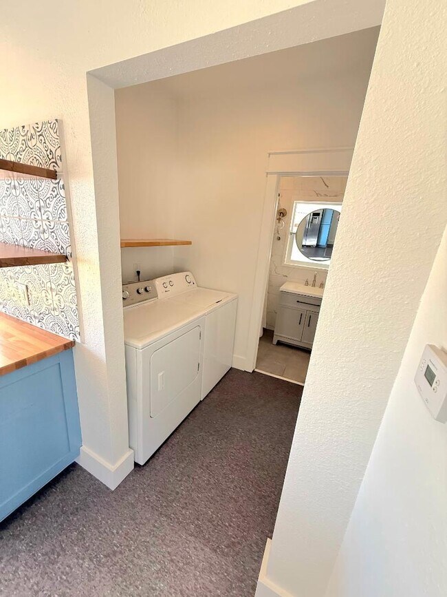 Building Photo - 609 Teller Ave