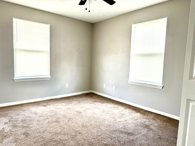 Building Photo - 3 Bedroom Single Family Home