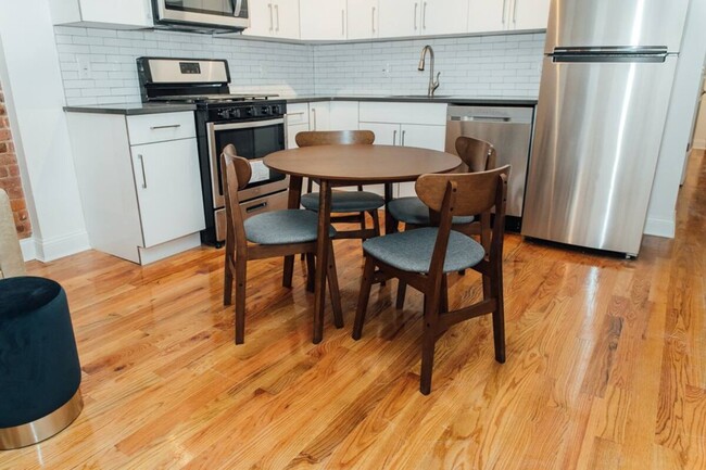 Building Photo - Bushwick Exposed brick, 23 mins to Manhatt...