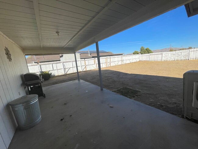 Building Photo - Apple Valley-Cute Starter Home- 2 Bedrooms...