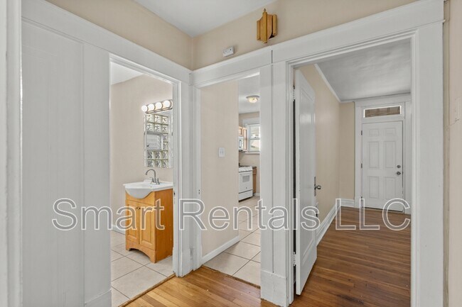 Building Photo - 5065 Lindenwood Ave