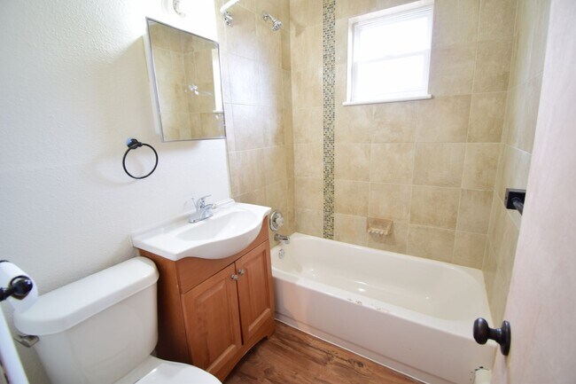 Building Photo - 915 James Ct