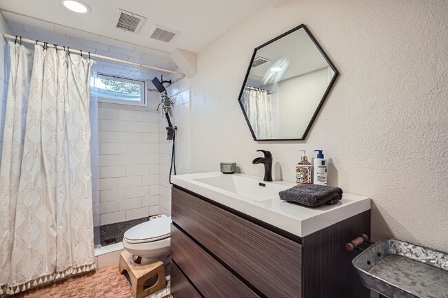Building Photo - Available September! Charming House for rent in the Crest Club neighborhood!