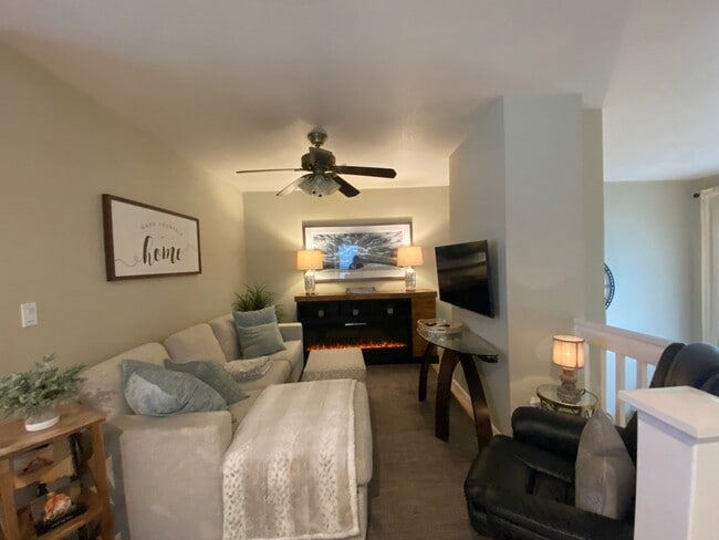 Building Photo - Danville, Shadowhawk 3 Bed, 2.5 Ba., Corner Townhouse, Close to great schools, 2 year lease