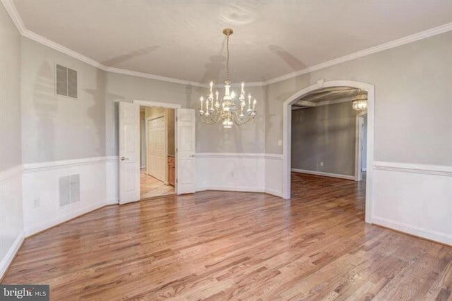 Building Photo - 2082 Hunters Crest Way