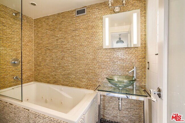 Building Photo - 4075 Los Nietos Dr