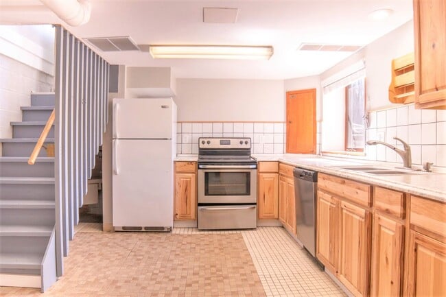 Building Photo - Three Bedroom Two Bathroom House For Rent