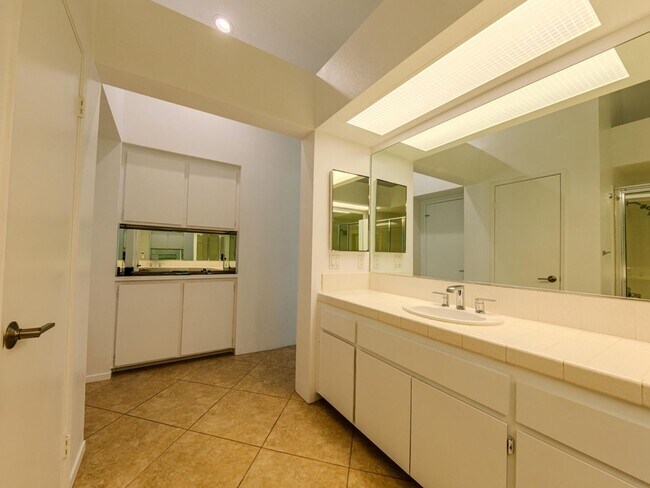 Building Photo - Sought after 2 bedroom 2 bath upstairs con...