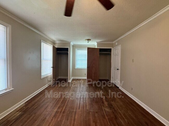 Building Photo - 242 S Cherry Rd