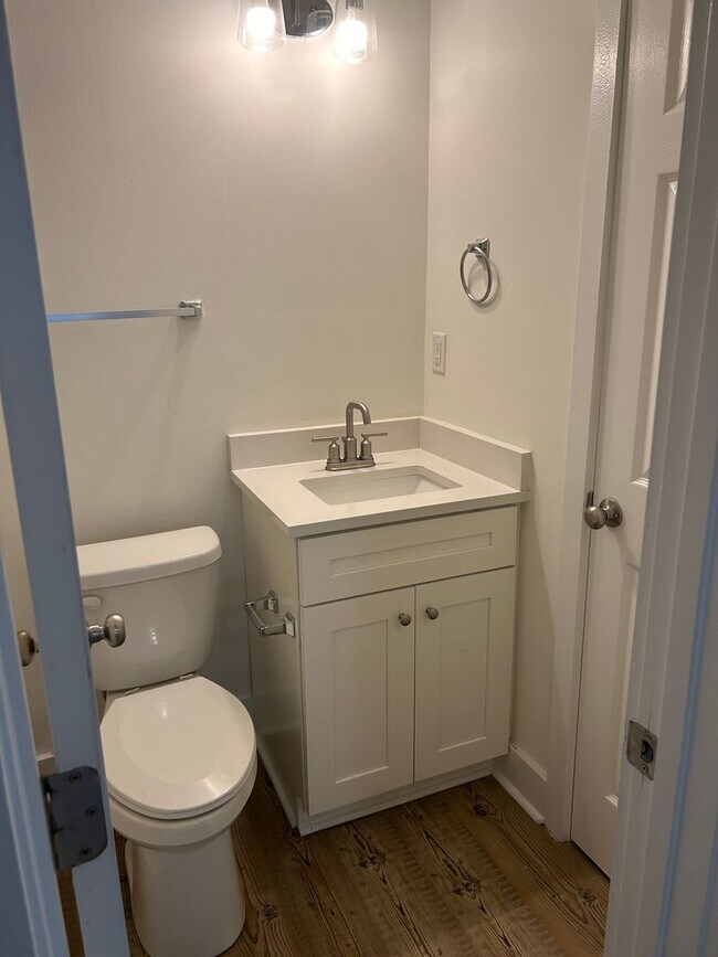 Building Photo - 1930 Baxter St