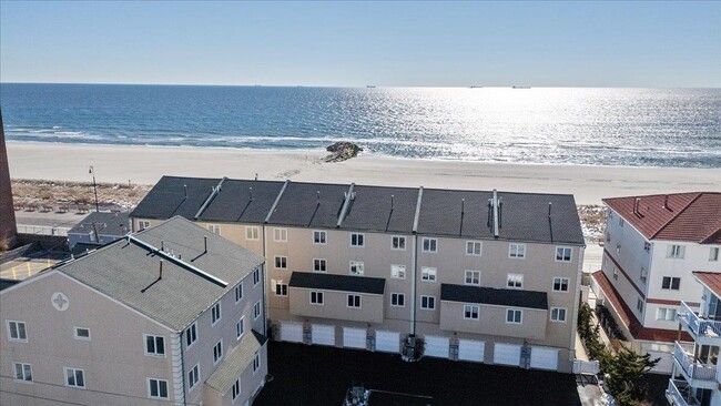 Building Photo - 422 Oceanfront