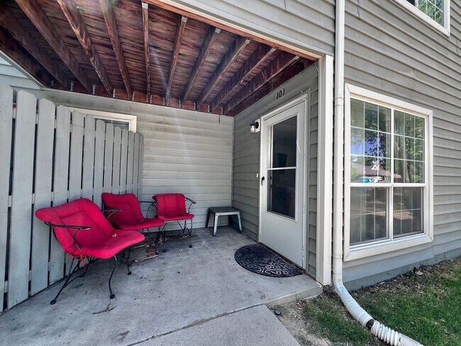 Building Photo - Great Campus West 2 Bed 1 Bath Available!