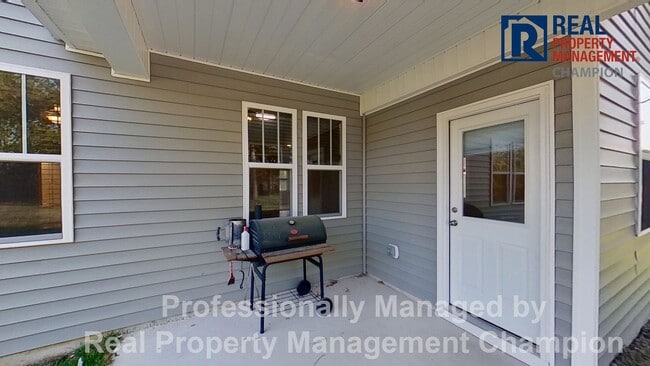 Building Photo - Beautiful Home in Hampstead on Spacious Lot