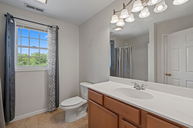 Building Photo - 802 Evergreen Ave