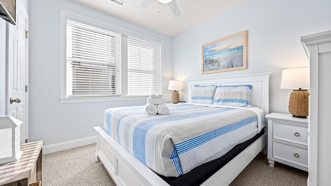 Building Photo - 701 E 8th St