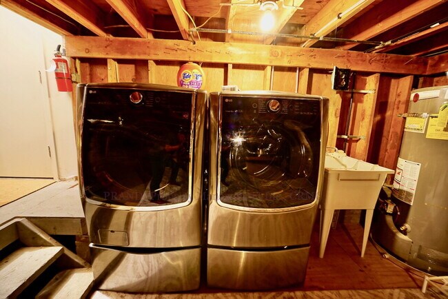 Building Photo - Amazing Unit in Water Front Strawberry Home