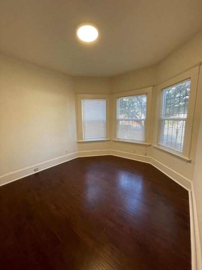 Building Photo - Large Lower Unit - 627 W Grand Ave