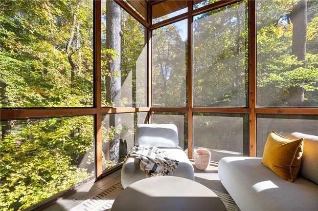 Building Photo - 515 Claire Dr NE