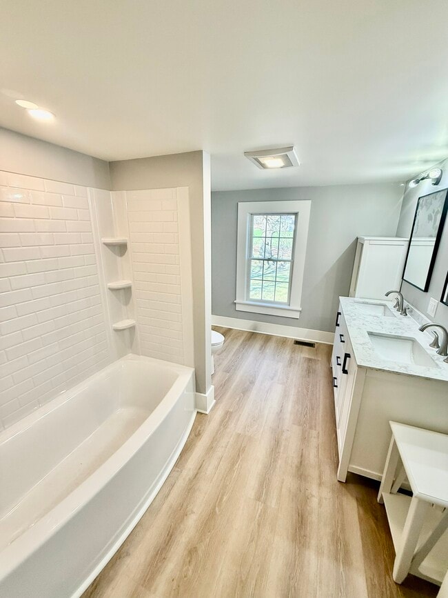 Building Photo - 1213 Glenwood Heights Rd