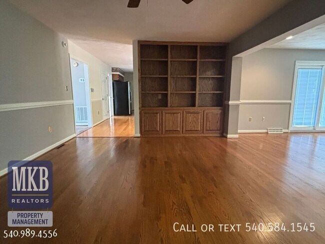 Building Photo - 5175 Lakeland Dr