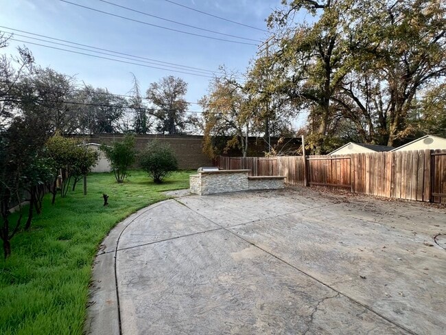 Building Photo - Spacious and recently remodeled 2 bedroom 1 bathroom duplex!