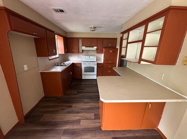Building Photo - Stunning 4 Bedroom