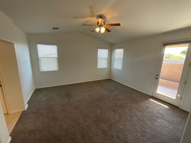 Building Photo - Vail School District hard to find 5 bedroo...
