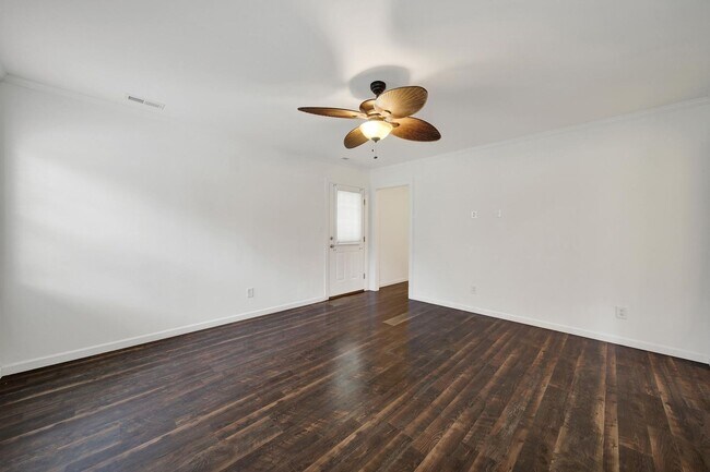 Building Photo - Wonderful Three Bed Two Bath Home in Stanf...