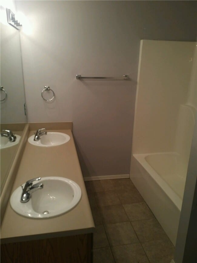 Building Photo - 946 W Peachtree Dr
