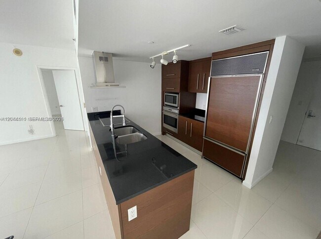 Building Photo - 495 Brickell Ave