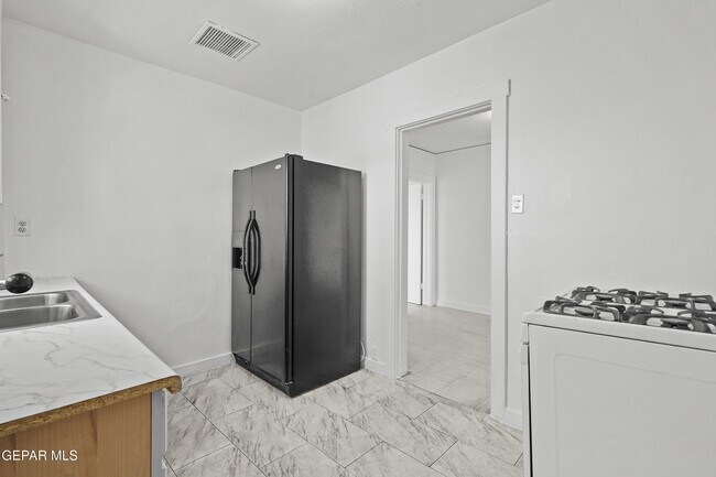 Building Photo - 3418 Frankfort Ave