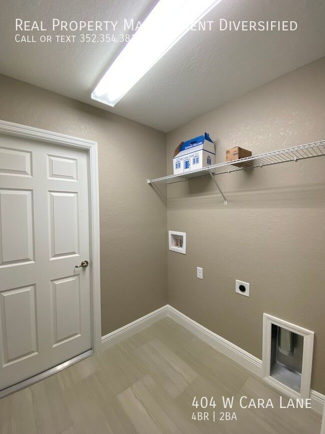 Building Photo - 404 W Cara Ln