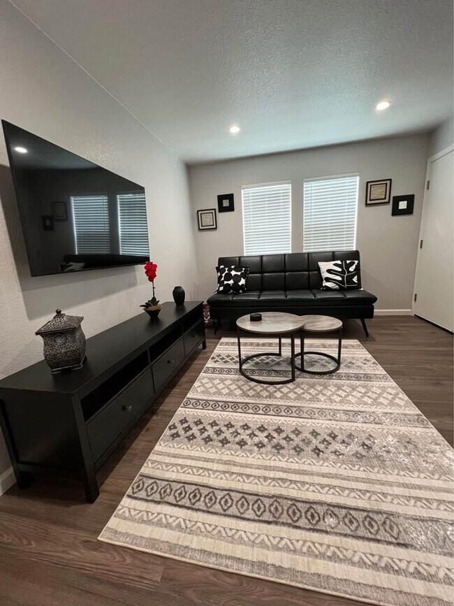 Building Photo - Furnished ADU