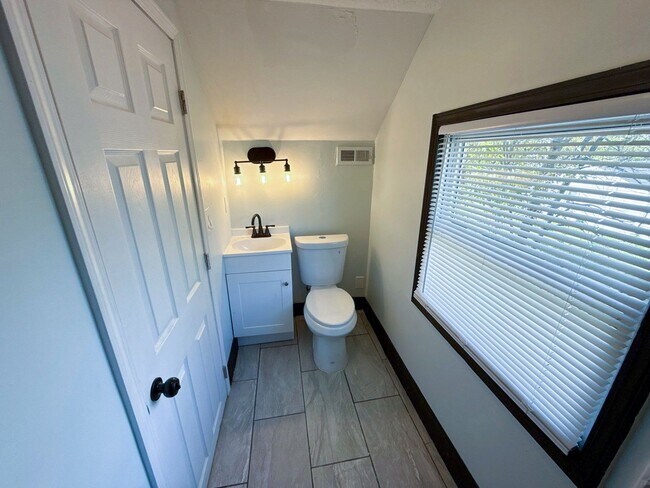 Building Photo - Stunning Full Remodel! 3BR/2BA Home with F...