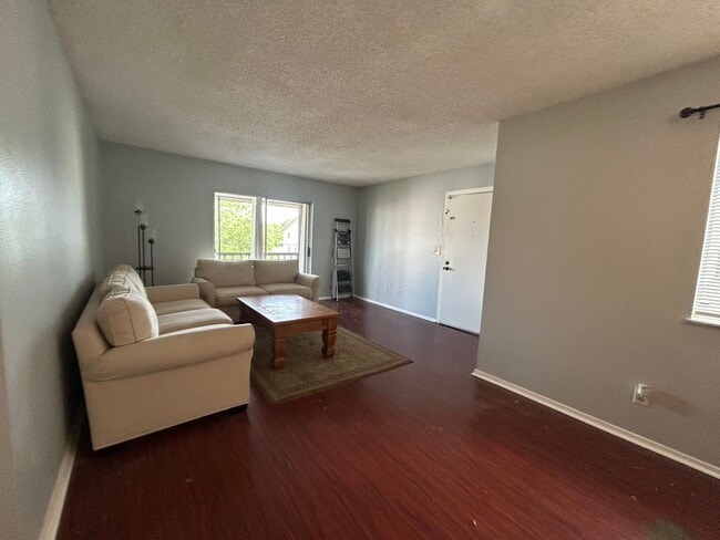 Building Photo - Spacious 1/1 with Balcony with Sunset Views