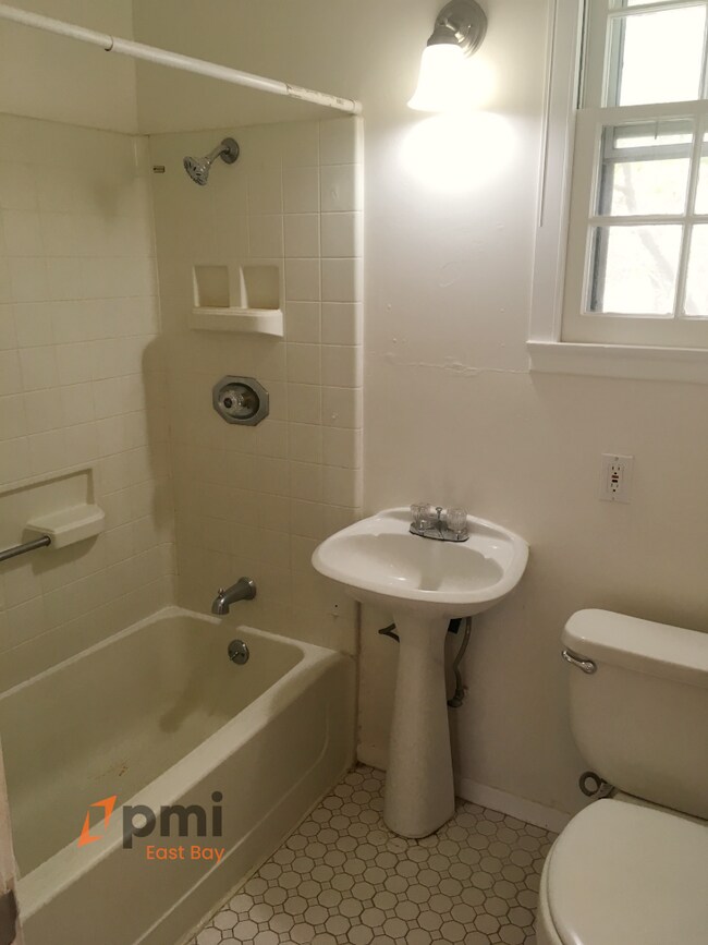 Building Photo - Charming Cute 2bd / 1 ba Two Stories Hillcrest Park Townhouse