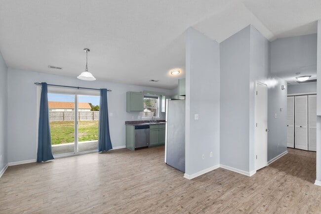 Building Photo - 3 Bedroom 2 Bathroom Home