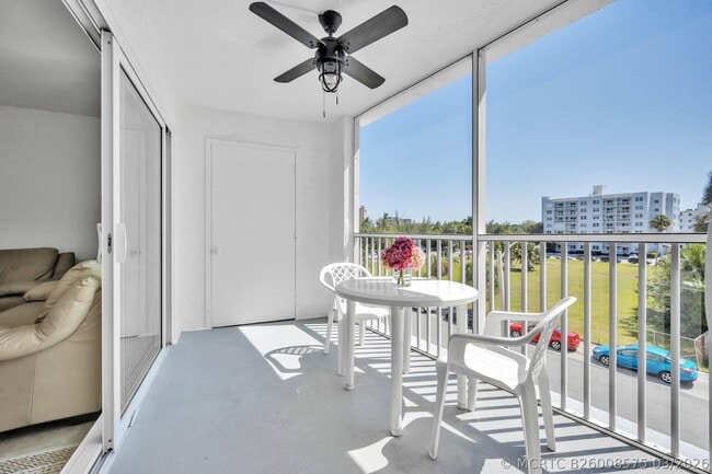Building Photo - 720 Bayshore Dr