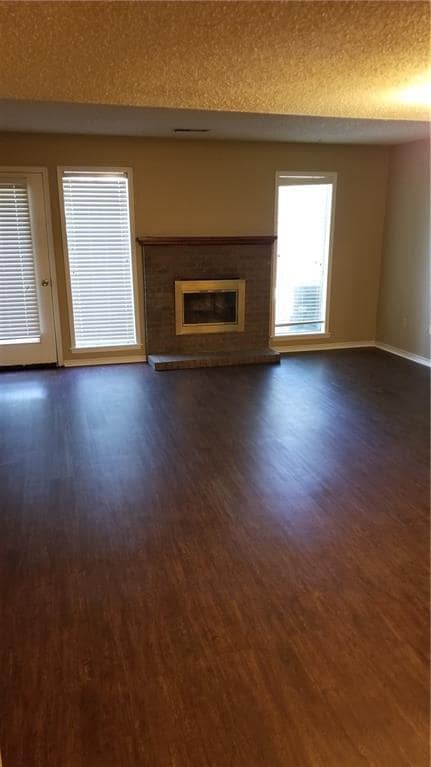 Building Photo - 2049 E Oaks Dr