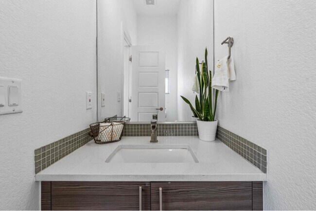 Building Photo - 2824 W Parkside Pl