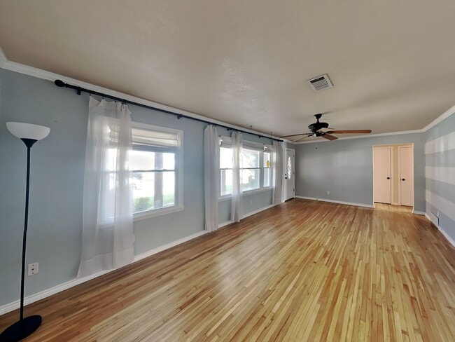 Building Photo - Live Where Location and Comfort Come Together